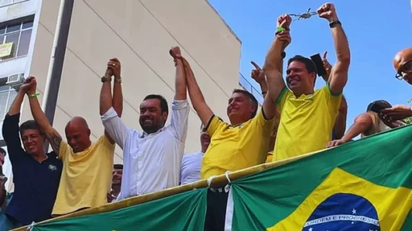 Em ato no Rio, Bolsonaro diz que Ramagem "já começa a pagar um preço alto pela sua ousadia"