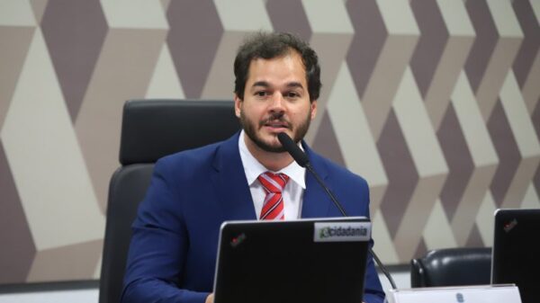 Namorado de Fátima Bernardes aciona PGR contra Mario Frias por repasses de cota parlamentar a diretor de filme sobre Bolsonaro
