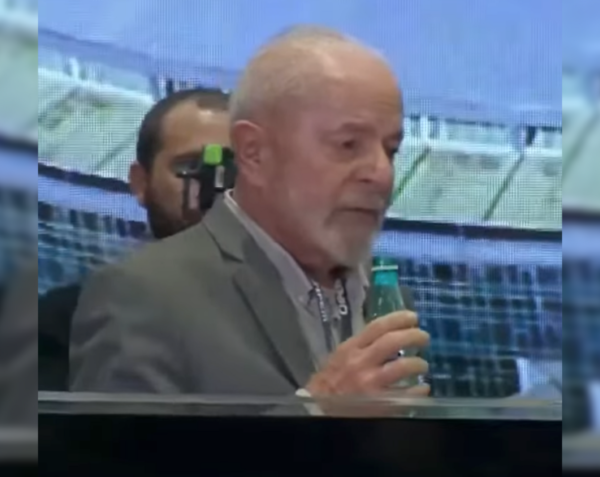 Vídeo mostra momento em que Lula confunde garrafa de água com microfone