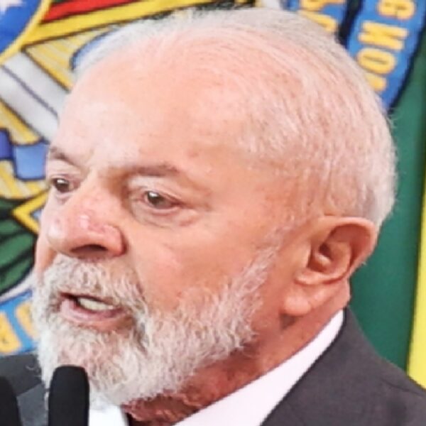 'Brasil foi governado por gente com pouca massa encefálica', afirma Lula