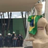 "Perdeu, mané": PGR denuncia mulher que pichou frase de Barroso na estátua do STF
