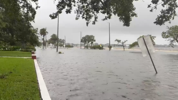 Furacão Debby toca o solo na Flórida com ventos de até 130 km/h