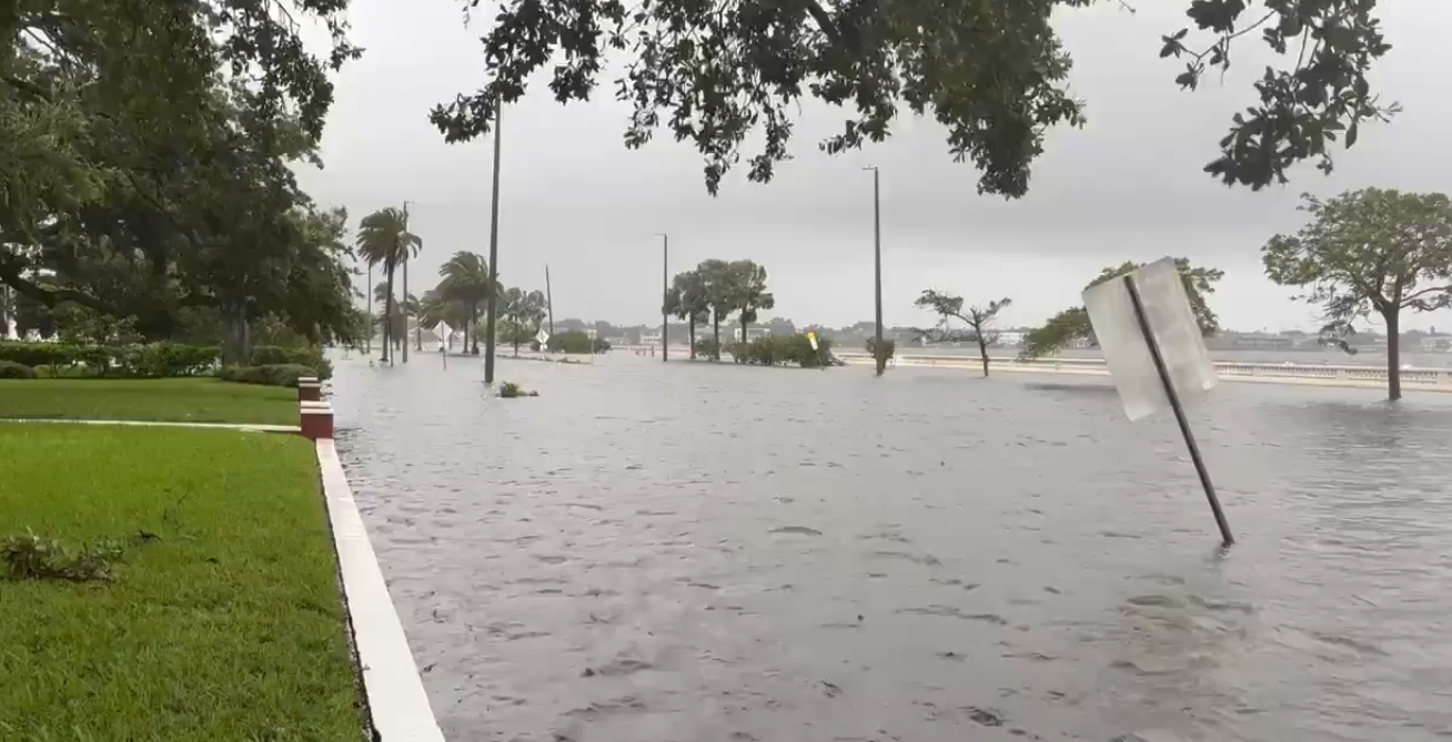 Furacão Debby toca o solo na Flórida com ventos de até 130 km/h