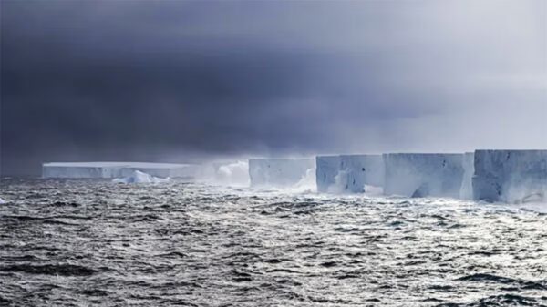 Maior iceberg do mundo está preso em 'armadilha marítima'; entenda