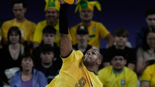 Vôlei masculino: Brasil vence Egito e se garante nas quartas em Paris