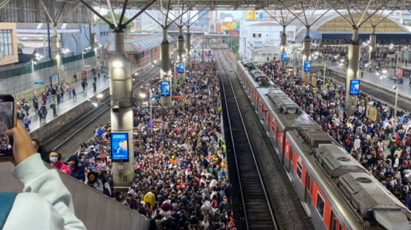 Falha em trem na Linha 11-Coral causa lentidão e lota estações em São Paulo