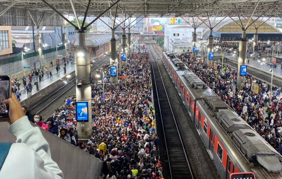 Falha em trem na Linha 11-Coral causa lentidão e lota estações em São Paulo