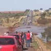 Barragem de represa em condomínio de luxo rompe e água invade casas e rodovia no Mato Grosso do Sul