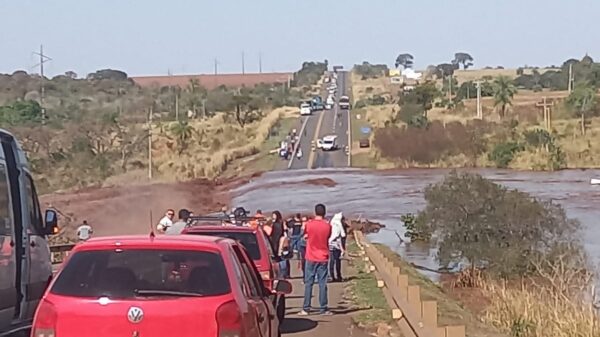 Barragem de represa em condomínio de luxo rompe e água invade casas e rodovia no Mato Grosso do Sul