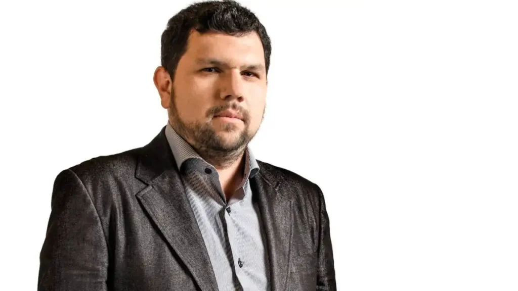 Polícia Federal cumpre mandado de busca e apreensão na casa do jornalista Oswaldo Eustáquio
