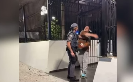 tapa em policial