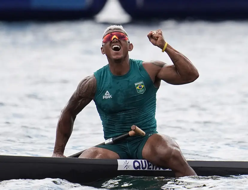 Canoísta Isaquias Queiroz dá arrancada espetacular no fim e garante a prata no C1 1000m em Paris