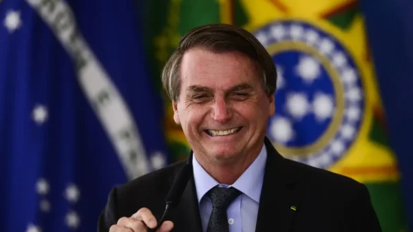 Bolsonaro diz que doará joia para Santa Casa de Juiz de Fora caso TCU devolva itens que recebeu de presente