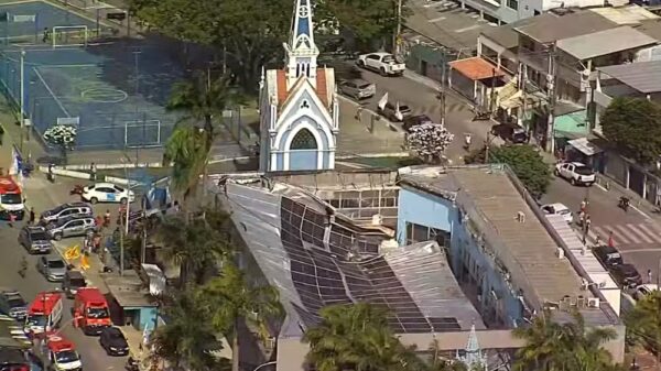 VÍDEO: Teto de igreja desaba no Recife durante distribuição de cestas básicas; duas pessoas morreram