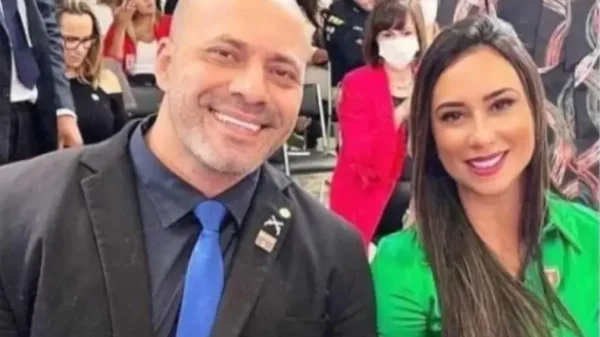 Alexandre de Moraes bloqueia redes sociais e confisca passaporte de esposa de Daniel Silveira