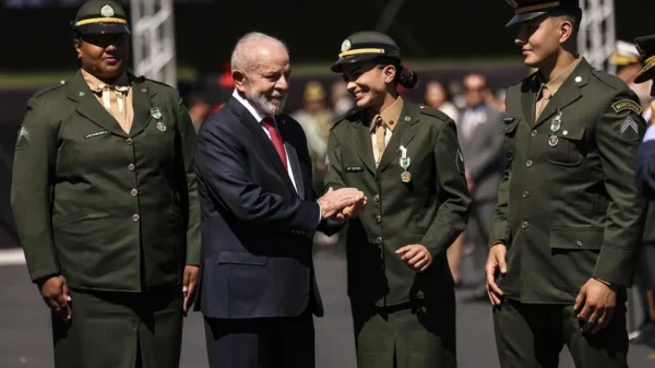 Atletas olímpicos brasileiros são condecorados com medalha do Exército