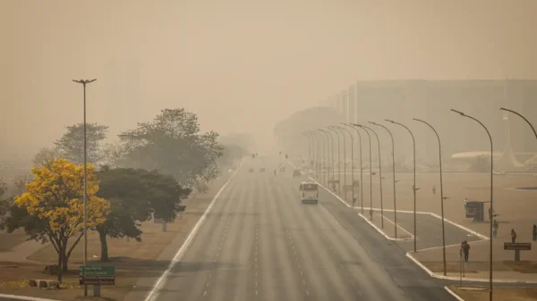 Brasília amanhece coberta de fumaça pelo 2º dia seguido