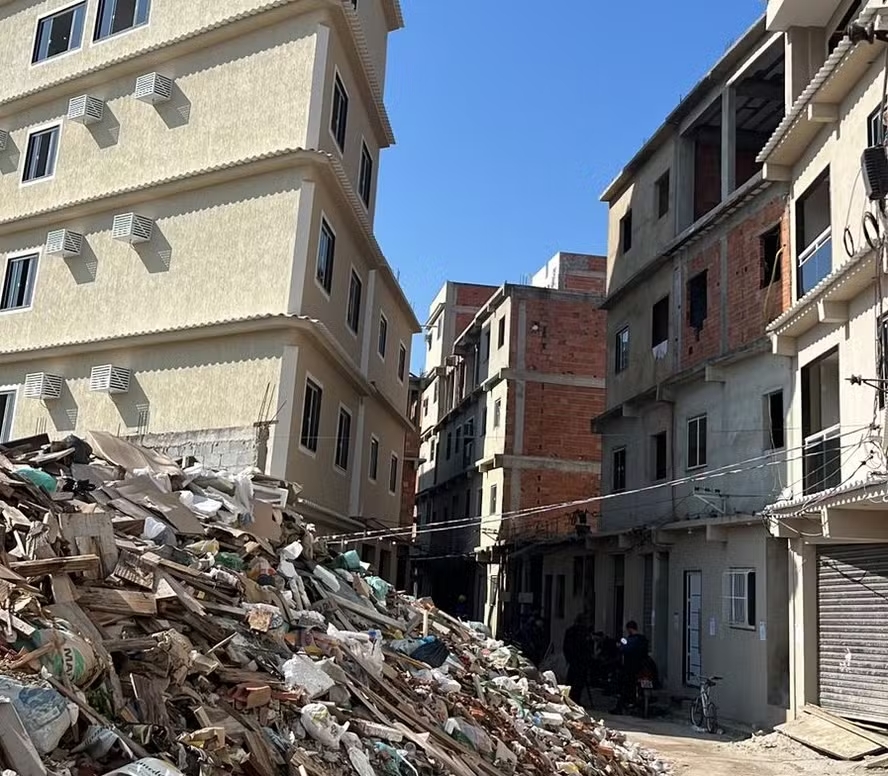 Polícia faz operação contra lavagem de dinheiro no Complexo da Maré; condomínio do Comando Vermelho é demolido