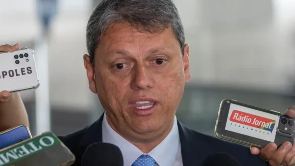 Tarcísio diz que "seria um desastre" a cidade ter um prefeito ligado ao crime