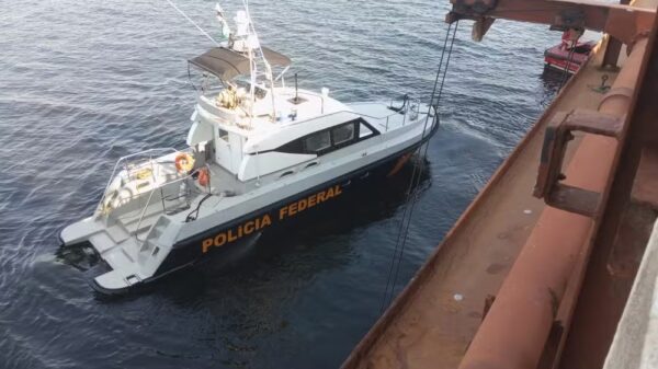 Polícia Federal resgata imigrantes clandestinos em navio cargueiro