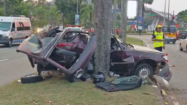 Carro desgovernado bate em árvore em frente à sede do Flamengo; 2 homens morreram