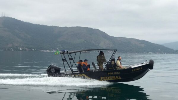 Ação conjunta apreende sete veleiros piratas em Angra dos Reis