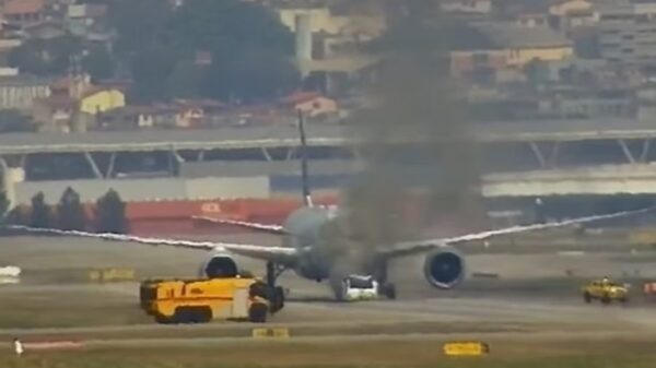 Veículo reboque pega fogo carregando Boieng no Aeroporto de Guarulhos (SP)