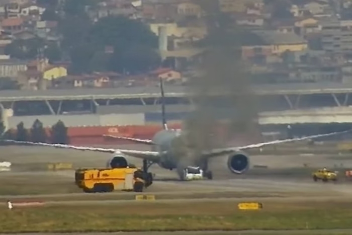 Veículo reboque pega fogo carregando Boieng no Aeroporto de Guarulhos (SP)