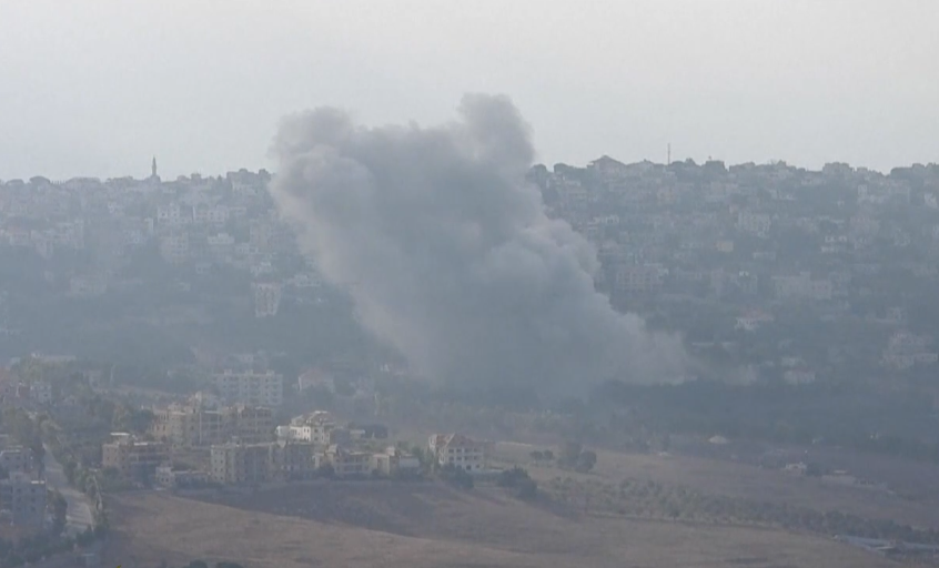 Ataques aéreos israelenses no Líbano deixam pelo menos 100 mortos e 400 feridos; mais de 300 alvos do grupo foram atacados nesta segunda