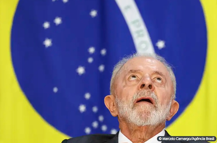 Lula olhando para cima