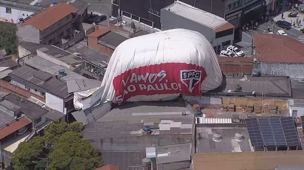 VÍDEO: Dirigível com símbolo do São Paulo cai em bairro de Osasco (SP)