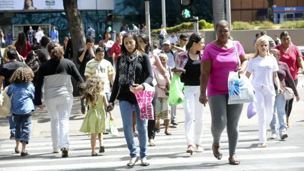 IBGE: Desemprego no Brasil cai para 6,6% em agosto, menor taxa para o mês desde 2012; população ocupada bate novo recorde no país