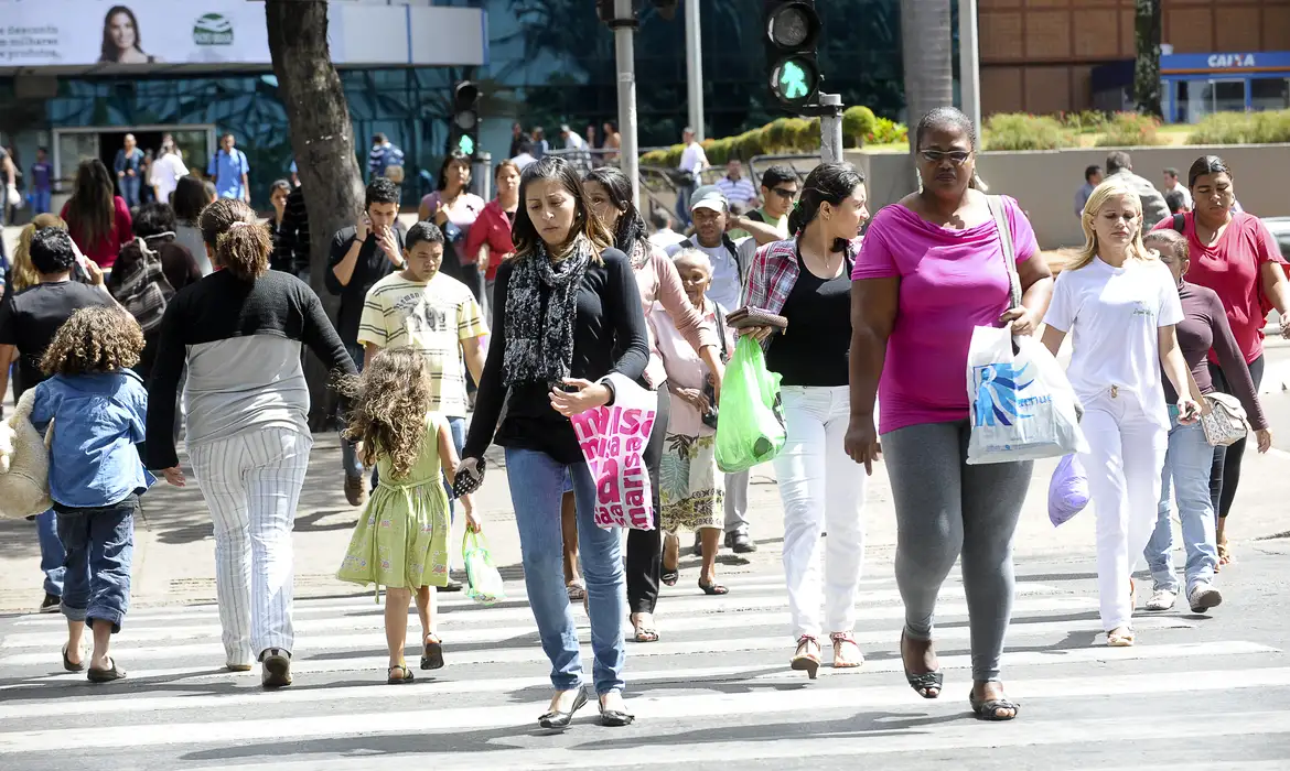 IBGE: Desemprego no Brasil cai para 6,6% em agosto, menor taxa para o mês desde 2012; população ocupada bate novo recorde no país