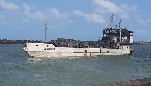 Cinco tripulantes estão desaparecidos após naufrágio de navio de carga no Grande Recife