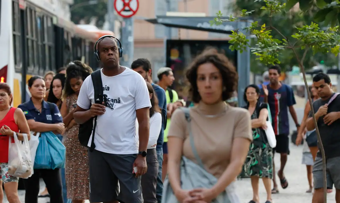 Diferença salarial entre homens e mulheres cresce no Governo Lula: mulheres recebem em média 20,7% a menos que os homens, diz Ministério do Trabalho