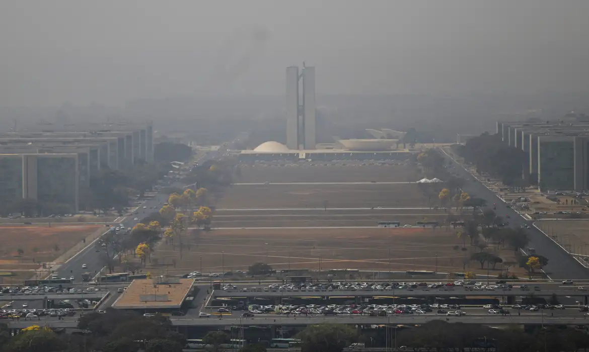 Poluição do ar em Brasília cresceu 350 vezes durante incêndio no Parque Nacional da capital