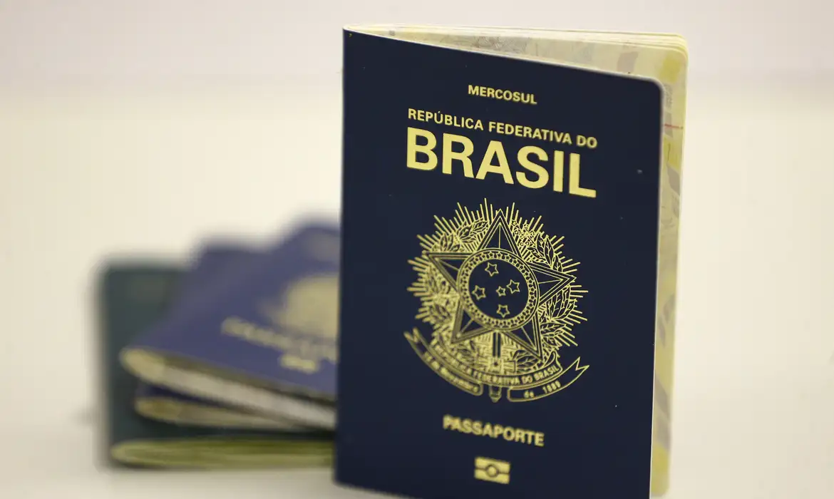 Polícia Federal investiga atuação de sites que cobram taxa para intermediar obtenção de passaporte