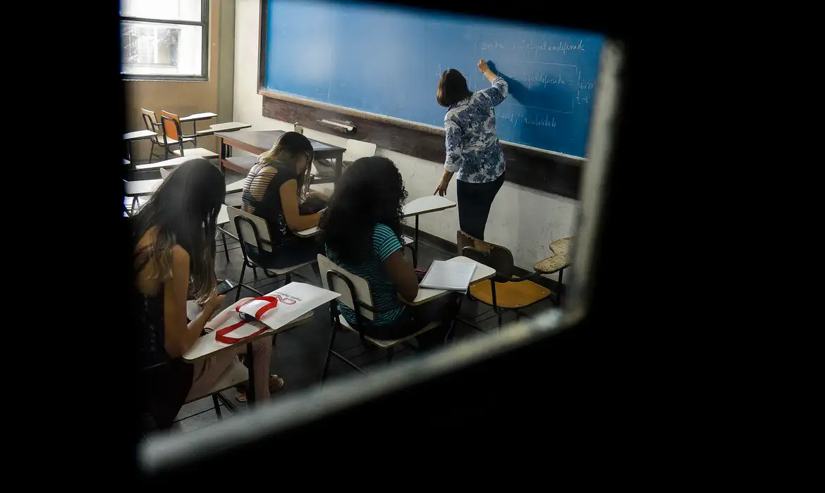 Governo Lula anuncia projeto de lei para proibir o uso de celulares em escolas públicas e privadas de todo o Brasil