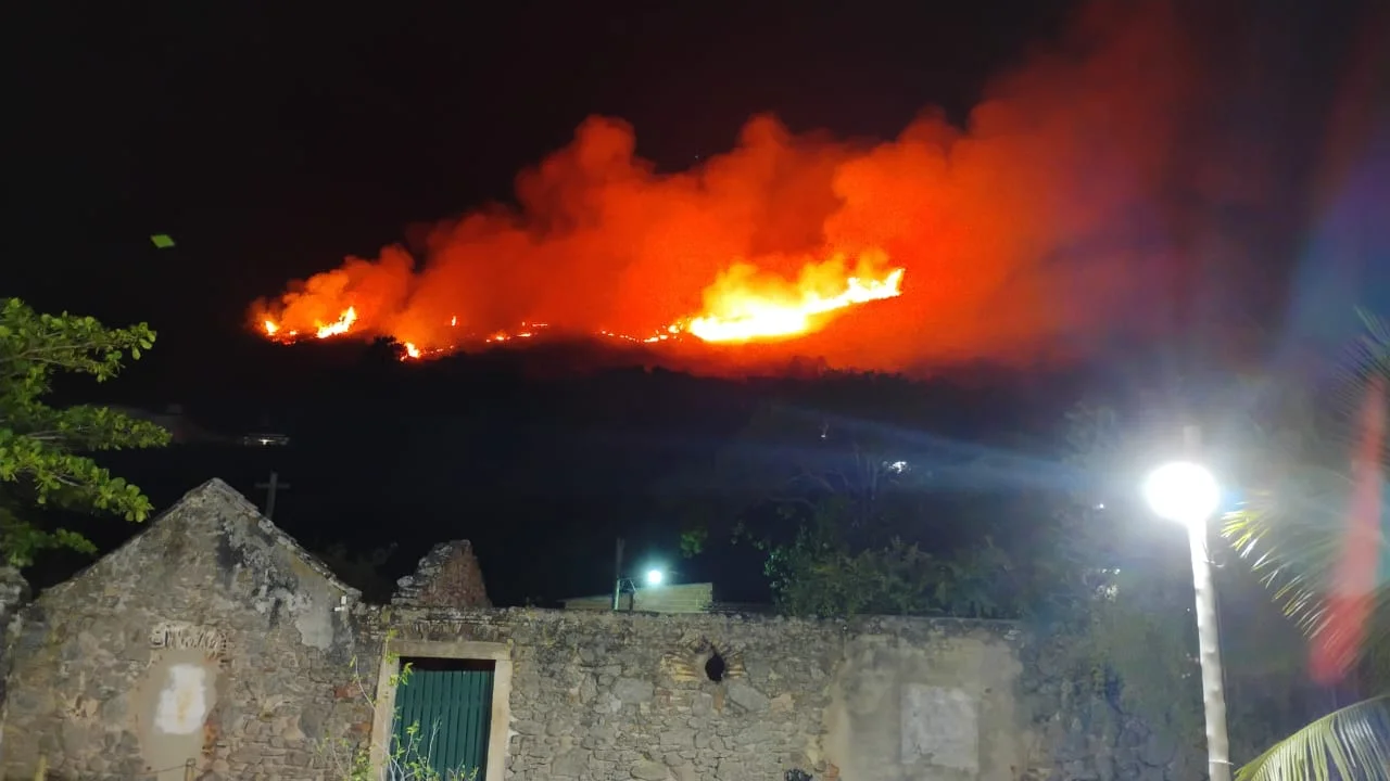 RJ: Incêndio de grandes proporções atinge Morro das Andorinhas, em Niterói