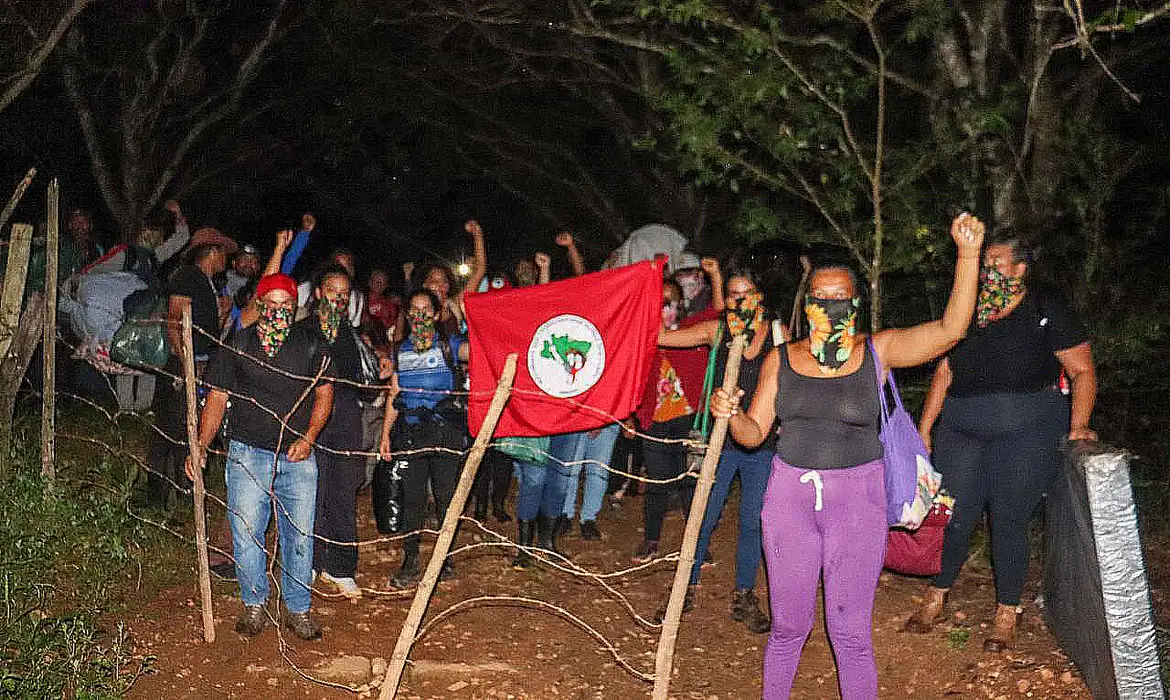 Com aval de Lula, Exército brasileiro vai prestar continência ao MST durante desfile cívico do 7 de Setembro