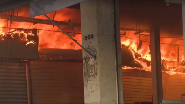 Incêndio no Brás: após 6 horas de combate às chamas, bombeiros controlam fogo e entram em shopping