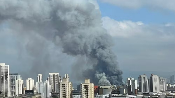 Com quase 6h de incêndio, telhado de shopping atingido em São Paulo entra em colapso