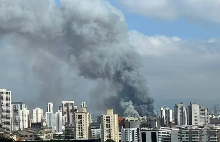 Com quase 6h de incêndio, telhado de shopping atingido em São Paulo entra em colapso