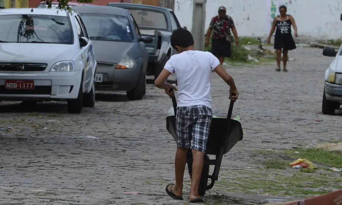 IBGE: Brasil tem 1,6 milhão de crianças e jovens em situação de trabalho infantil