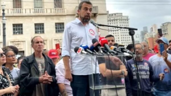 “Virar votos 24 horas por dia”: Boulos anuncia que dormirá na casa de eleitores até o 2º turno das eleições