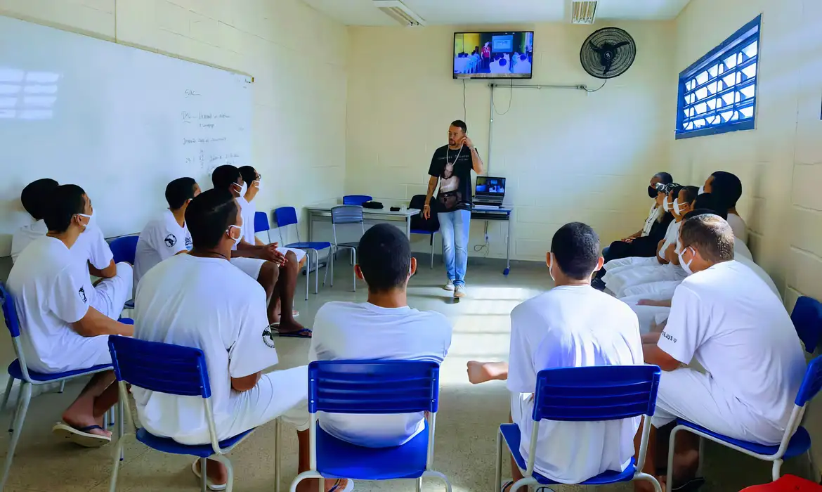 Órgão ligado ao Ministério dos Direitos Humanos proíbe uso de "armas letais" em unidades socioeducativas