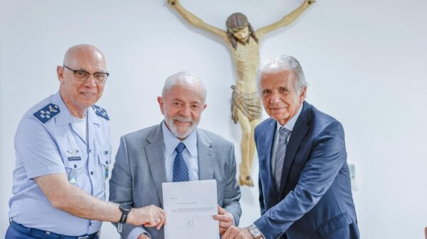 Nova estatal a caminho: Lula assina projeto de criação da Alada, do setor aeroespacial