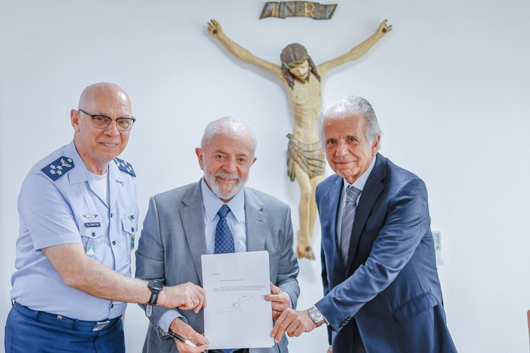 Nova estatal a caminho: Lula assina projeto de criação da Alada, do setor aeroespacial