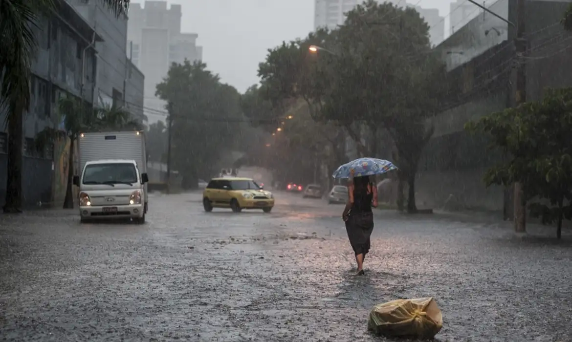 São Paulo continua com 23 mil imóveis sem energia após chuva moderada