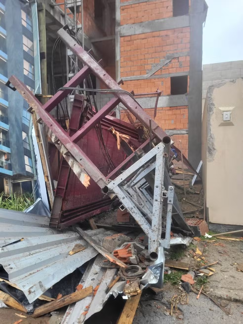 Queda de elevador em obra deixa 3 mortos em Imbituba (SC)